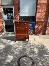 Maple chest of drawers in excellent condition $175